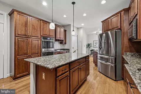 Kitchen - 24896 Castleton Dr, Chantilly, VA 20152 photo 2 of 5