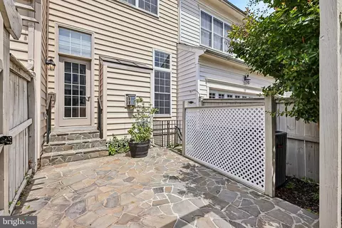Exterior - 24896 Castleton Dr, Chantilly, VA 20152 photo 2 of 4