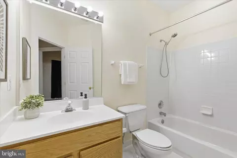 Bath - 19905 Upland Ter, Ashburn, VA 20147 photo 4 of 5