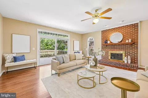 Living - 20547 Courier Ridge Pl, Ashburn, VA 20147 photo 2 of 9
