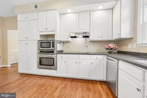 Kitchen - 20547 Courier Ridge Pl, Ashburn, VA 20147 photo 4 of 6