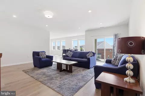 700 Mount Airy Ter NE #301, Leesburg, VA 20176