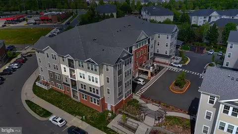 700 Mount Airy Ter NE #301, Leesburg, VA 20176