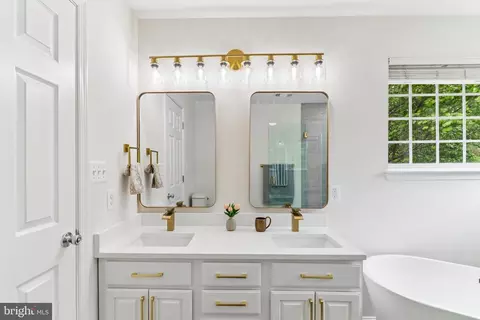 Bath - 43528 Clivedon Ct, Ashburn, VA 20147 photo 3 of 6