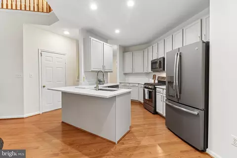 Kitchen - 43528 Clivedon Ct, Ashburn, VA 20147 photo 2 of 3