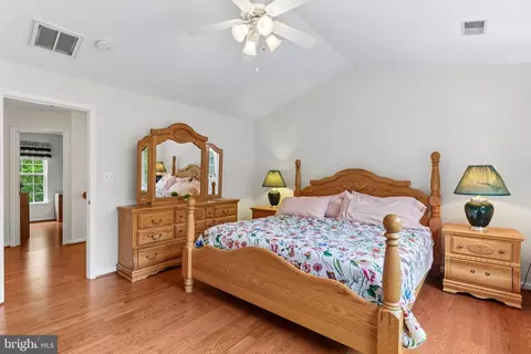 Bedroom - 43528 Clivedon Ct, Ashburn, VA 20147 photo 2 of 6