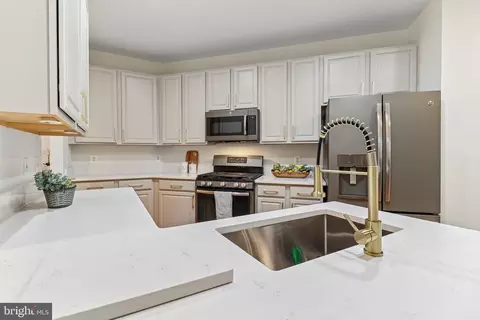 Kitchen - 43528 Clivedon Ct, Ashburn, VA 20147 photo 3 of 3