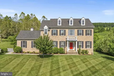 35124 Greyfriar Dr, Round Hill, VA 20141