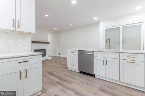 Entry Way - 230 E Juniper Ave, Sterling, VA 20164 photo 4 of 8