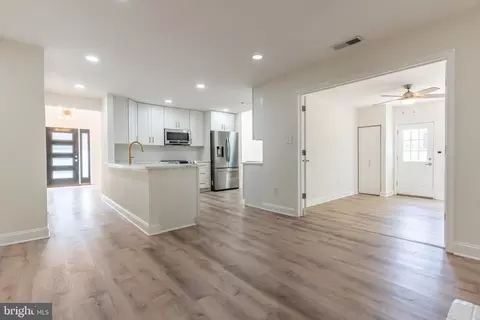 Entry Way - 230 E Juniper Ave, Sterling, VA 20164 photo 5 of 8