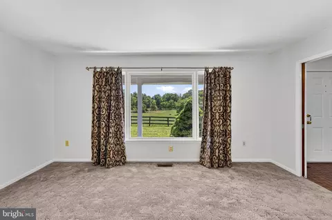 Living - 40297 Braddock Rd, Aldie, VA 20105 photo 2 of 6