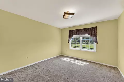 Bedroom - 40297 Braddock Rd, Aldie, VA 20105 photo 5 of 8