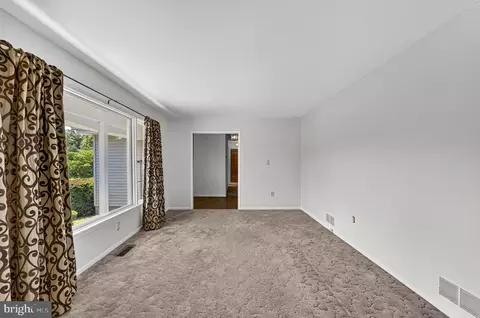 Living - 40297 Braddock Rd, Aldie, VA 20105 photo 3 of 6