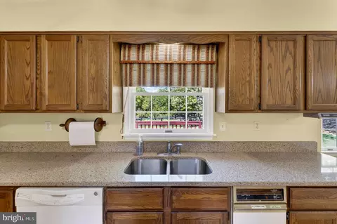 Kitchen - 40297 Braddock Rd, Aldie, VA 20105 photo 3 of 5
