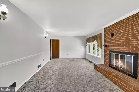 Living - 40297 Braddock Rd, Aldie, VA 20105 photo 4 of 6