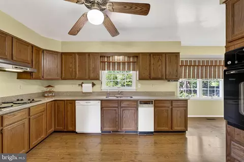Kitchen - 40297 Braddock Rd, Aldie, VA 20105 photo 2 of 5
