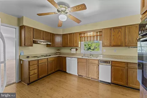 Kitchen - 40297 Braddock Rd, Aldie, VA 20105 photo 5 of 5