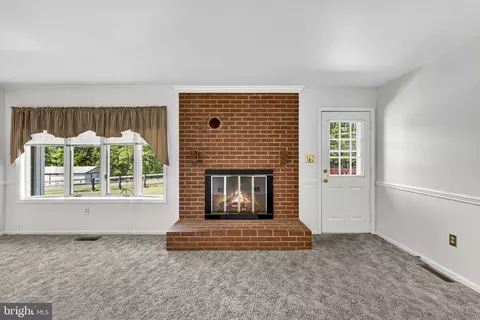 Living - 40297 Braddock Rd, Aldie, VA 20105 photo 5 of 6