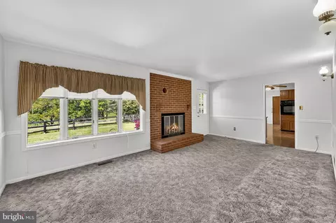 Living - 40297 Braddock Rd, Aldie, VA 20105 photo 6 of 6