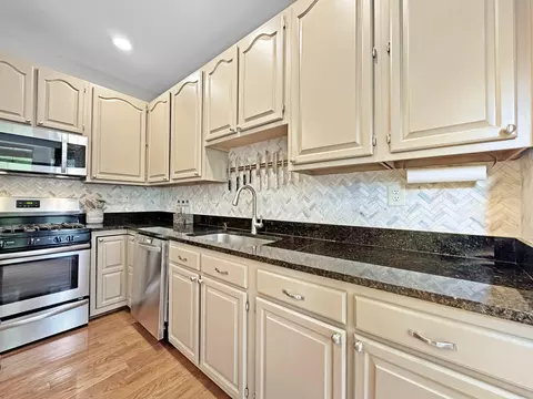 Kitchen - 47640 Comer Sq, Sterling, VA 20165 photo 2 of 5