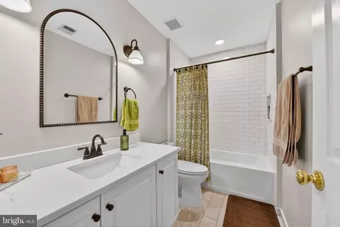 Bath - 20741 Parkside Cir, Sterling, VA 20165 photo 2 of 3