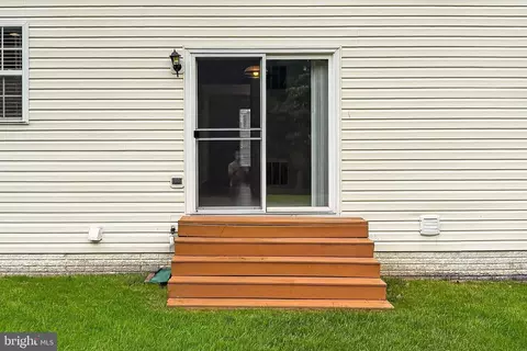 Exterior - 25825 Spring Farm Cir, Chantilly, VA 20152 photo 5 of 12