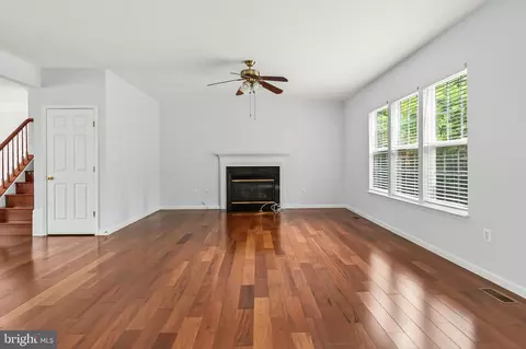 Living - 25825 Spring Farm Cir, Chantilly, VA 20152 photo 10 of 17