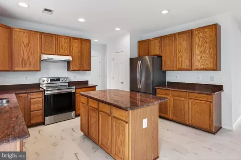 Kitchen - 25825 Spring Farm Cir, Chantilly, VA 20152 photo 3 of 6