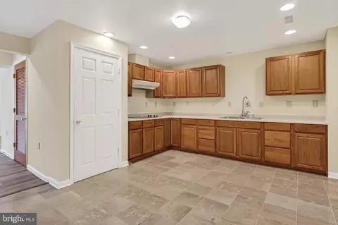 Kitchen - 25825 Spring Farm Cir, Chantilly, VA 20152 photo 5 of 6