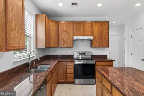 Kitchen - 25825 Spring Farm Cir, Chantilly, VA 20152 photo 4 of 6