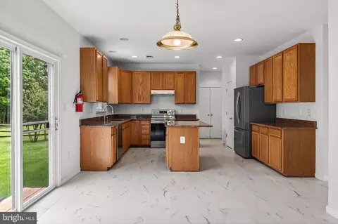 Kitchen - 25825 Spring Farm Cir, Chantilly, VA 20152 photo 1 of 6