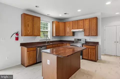 Kitchen - 25825 Spring Farm Cir, Chantilly, VA 20152 photo 2 of 6