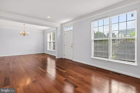 Living - 25825 Spring Farm Cir, Chantilly, VA 20152 photo 4 of 17
