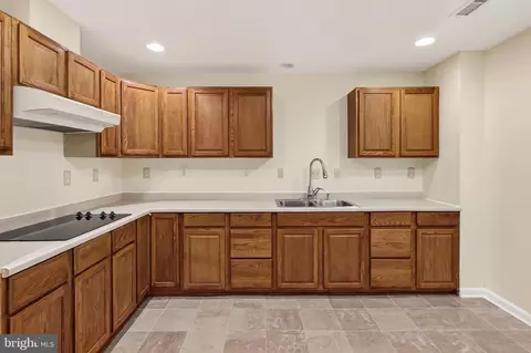 Kitchen - 25825 Spring Farm Cir, Chantilly, VA 20152 photo 6 of 6