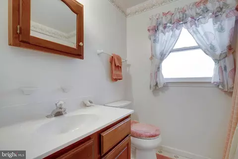 Bath - 20711 Blueridge Mountain Rd, Paris, VA 20130 photo 2 of 7