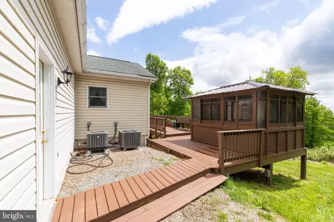 Exterior - 20711 Blueridge Mountain Rd, Paris, VA 20130 photo 9 of 20