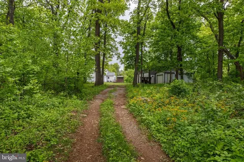 Exterior - 20711 Blueridge Mountain Rd, Paris, VA 20130 photo 15 of 20