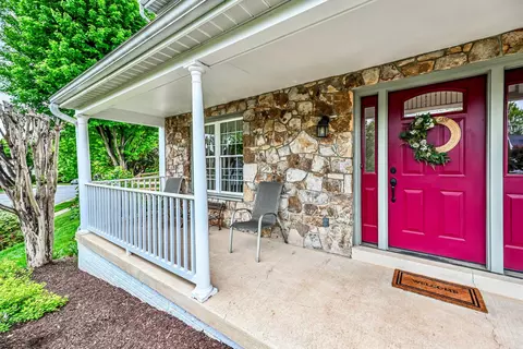 Exterior - 20595 Shadow Woods Ct, Sterling, VA 20165 photo 2 of 9