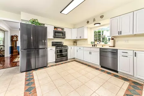 Kitchen - 20595 Shadow Woods Ct, Sterling, VA 20165 photo 2 of 4