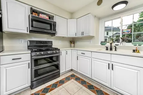 Kitchen - 20595 Shadow Woods Ct, Sterling, VA 20165 photo 3 of 4