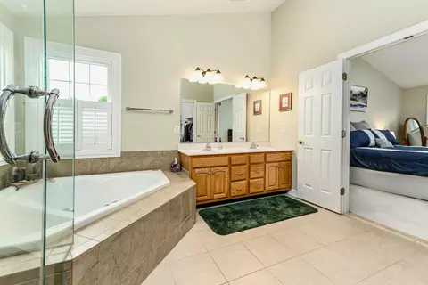 Bath - 20595 Shadow Woods Ct, Sterling, VA 20165 photo 3 of 5