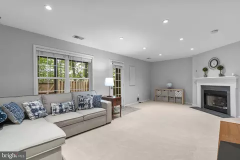 Living - 20695 Riptide Sq, Sterling, VA 20165 photo 4 of 4