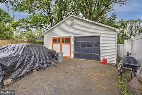 Exterior - 402 Williamsburg Rd, Sterling, VA 20164 photo 3 of 8