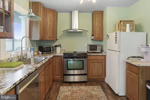 Kitchen - 402 Williamsburg Rd, Sterling, VA 20164 photo 2 of 2