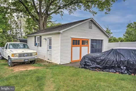 Exterior - 402 Williamsburg Rd, Sterling, VA 20164 photo 4 of 8