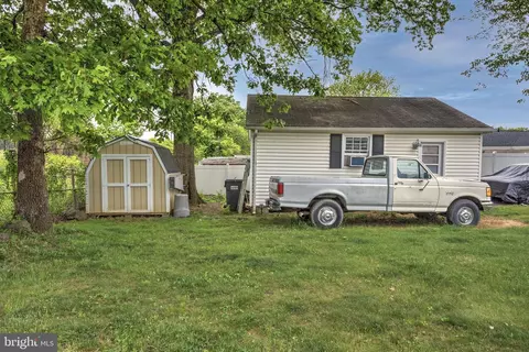 Exterior - 402 Williamsburg Rd, Sterling, VA 20164 photo 8 of 8