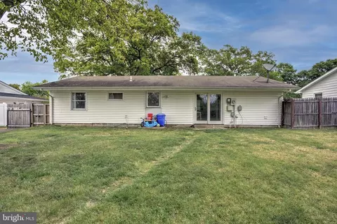Exterior - 402 Williamsburg Rd, Sterling, VA 20164 photo 5 of 8
