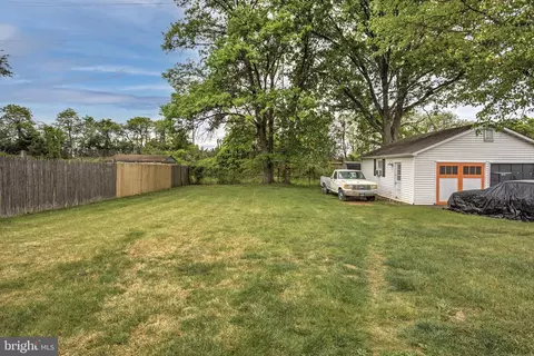 Exterior - 402 Williamsburg Rd, Sterling, VA 20164 photo 6 of 8