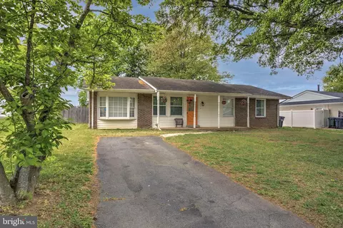 Exterior - 402 Williamsburg Rd, Sterling, VA 20164 photo 2 of 8