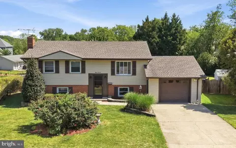 814 W Nettle Tree Rd, Sterling, VA 20164